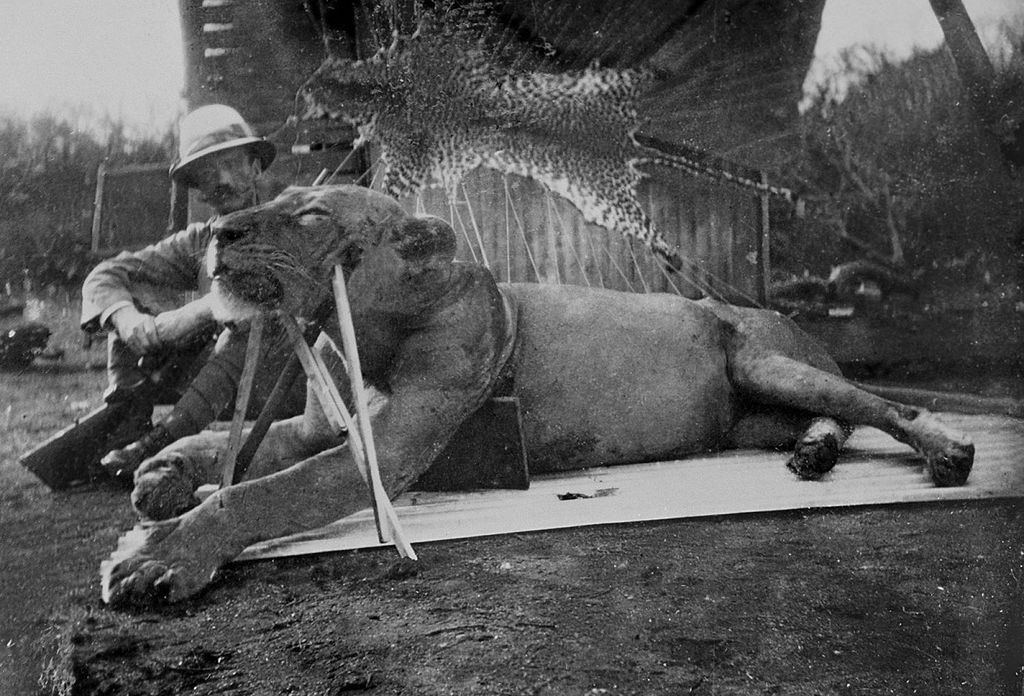 Colonel_Patterson_with_Tsavo-Lion